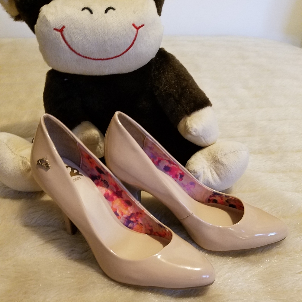 FERGALICIOUS PATENT LEATHER BEIGE PUMPS SIZE 6M